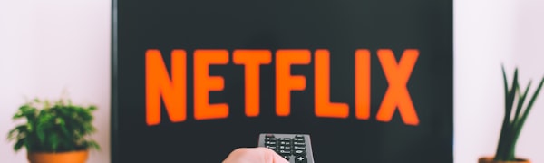 演示Telegram电脑版的画中画功能：一个播放视频的小窗口悬浮在聊天列表和主聊天窗口之上