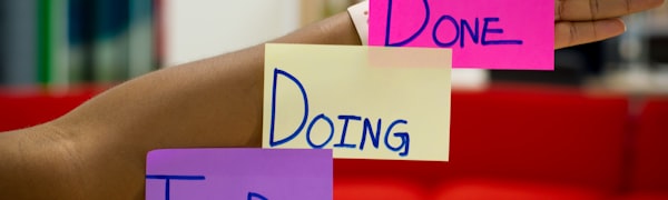 一位用户同时使用笔记本电脑上的Telegram电脑版和手机上的Telegram应用进行协同工作